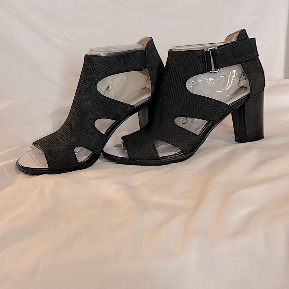 Naturalizer 6 Low Block Heel Black Sandals